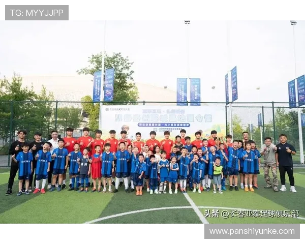 足球明星场外生活揭秘：他们的爱好家庭与公益活动的真实面貌